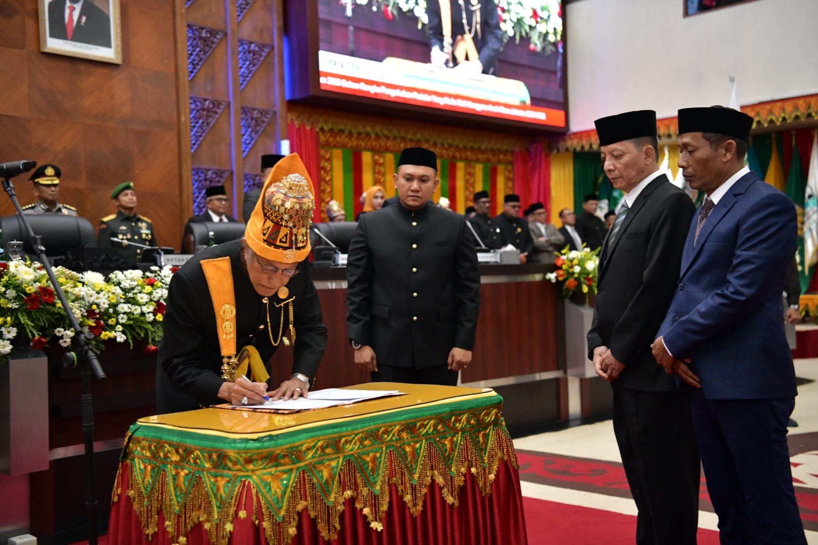 Pj. Gubernur Aceh, Achmad Marzuki Bersama Ketua DPRA, Zulfadli menyaksikan Pengukuhan Padaku Yang Mulia Wali Nanggroe Aceh Malek Mahmud Al-Haytar Masa Jabatan 2023-2028 Pada Rapat Paripurna Istimewa Dewan Perwakilan Rakyat Aceh (DPRA) di Gedung Utama DPRA, Jumat, 15 Desember 2023. Foto : Humas Pemerintah Aceh