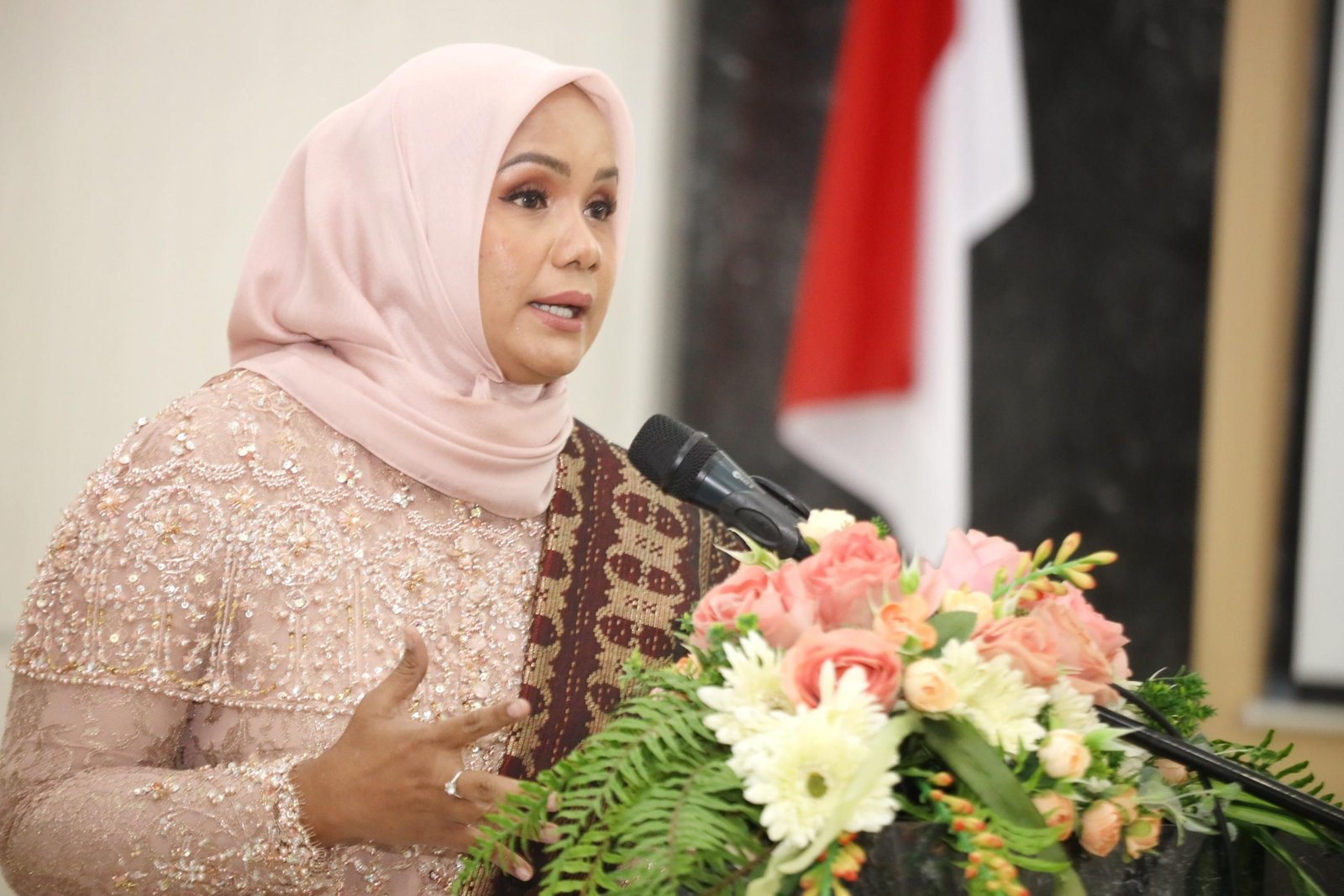 Ketua DWP Aceh, Mellani Bustami menyampaikan sambutan pada peringatan Hari Ibu ke 95 Tahun 2023 di Aula DWP Aceh, Jumat, 15 Desember 2023. Foto : Humas Pemerintah Aceh