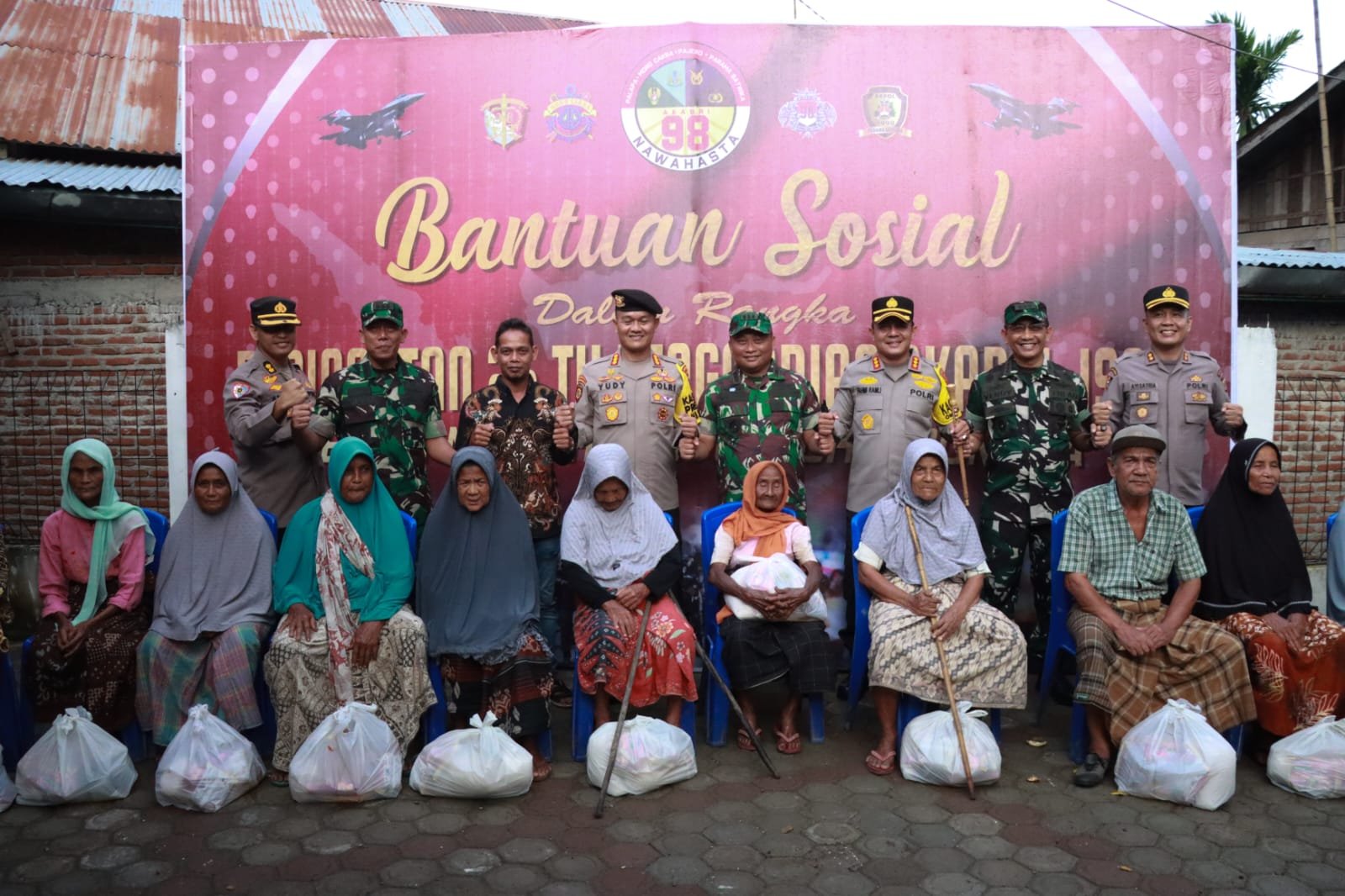 Alumni Akabri TNI Polri angkatan 1998 yang bertugas di Aceh membagikan sembako kepada masyarakat kurang mampu di Gampong Siron Blang, Kecamatan Kuta Cot Glie, Kabupaten Aceh Besar, Sabtu, 16 Desember 2023. Foto : Humas Polda Aceh