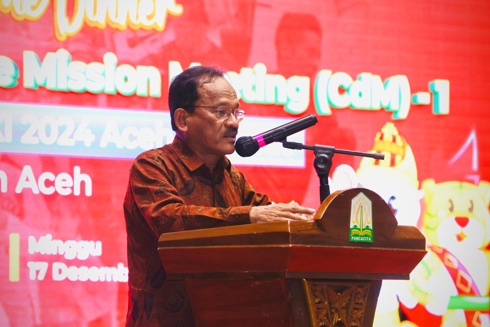Asisten II setda Aceh Ir Mawardi menyampaikan sambutan Pj Gubernur Aceh pada Penutupan Acara Chef de Mission (CdM) Meeting PON XXI/2024 Aceh-Sumut Wilayah Aceh yang diawali dengan Jamuan Makan Malam , Minggu 17 Desember 2023.