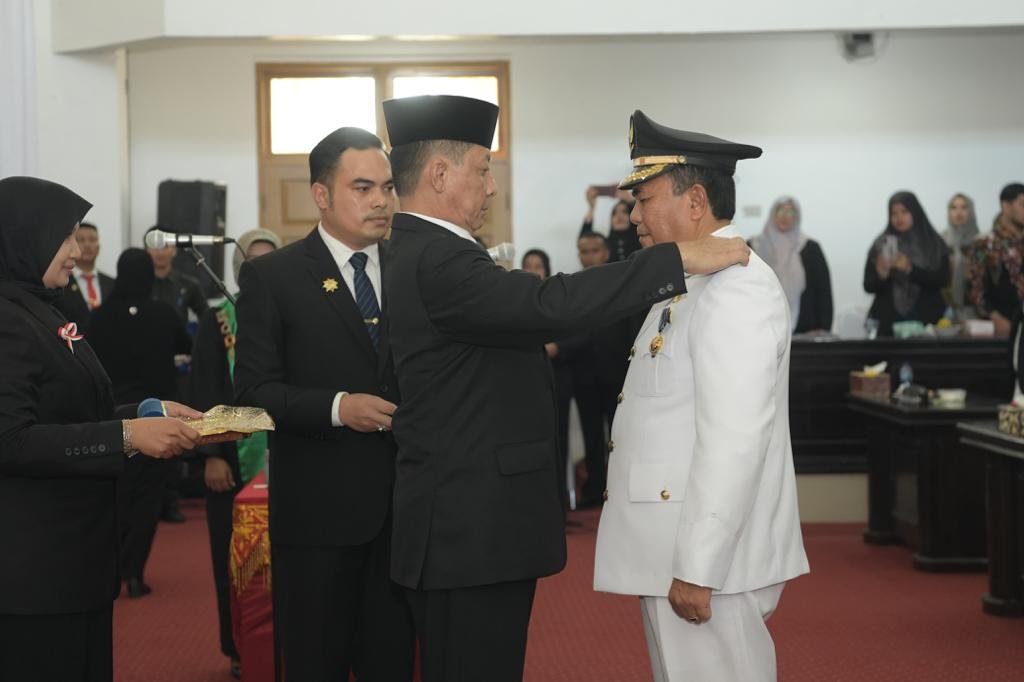 Penjabat Gubernur Aceh Achmad Marzuki, melantik Said Mulyadi sebagai Bupati Pidie Jaya Definitif. Prosesj pelantikan berlangsung pada Rapat Paripurna Istimewa DPRK Pidie Jaya, dalam rangka Pengambilan Sumpah Jabatan dan Pelantikan Bupati Pidie Jaya, Sisa Masa Jabatan 2019-2024, di ruang rapat DPRK, Senin (18/12/2023). Foto : Humas Pemerintah Aceh