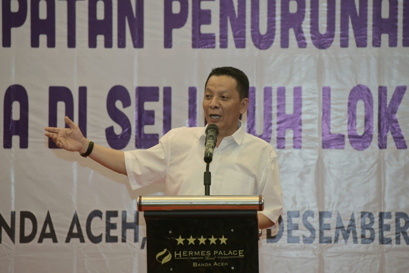Penjabat Gubernur Aceh, Achmad Marzuki membuka kegiatan sosialisasi percepatan penurunan stunting kepada kepala desa di seluruh Aceh, yang berlangsung di Hermes Palace Hotel, Banda Aceh, Kamis (21/12/2023)