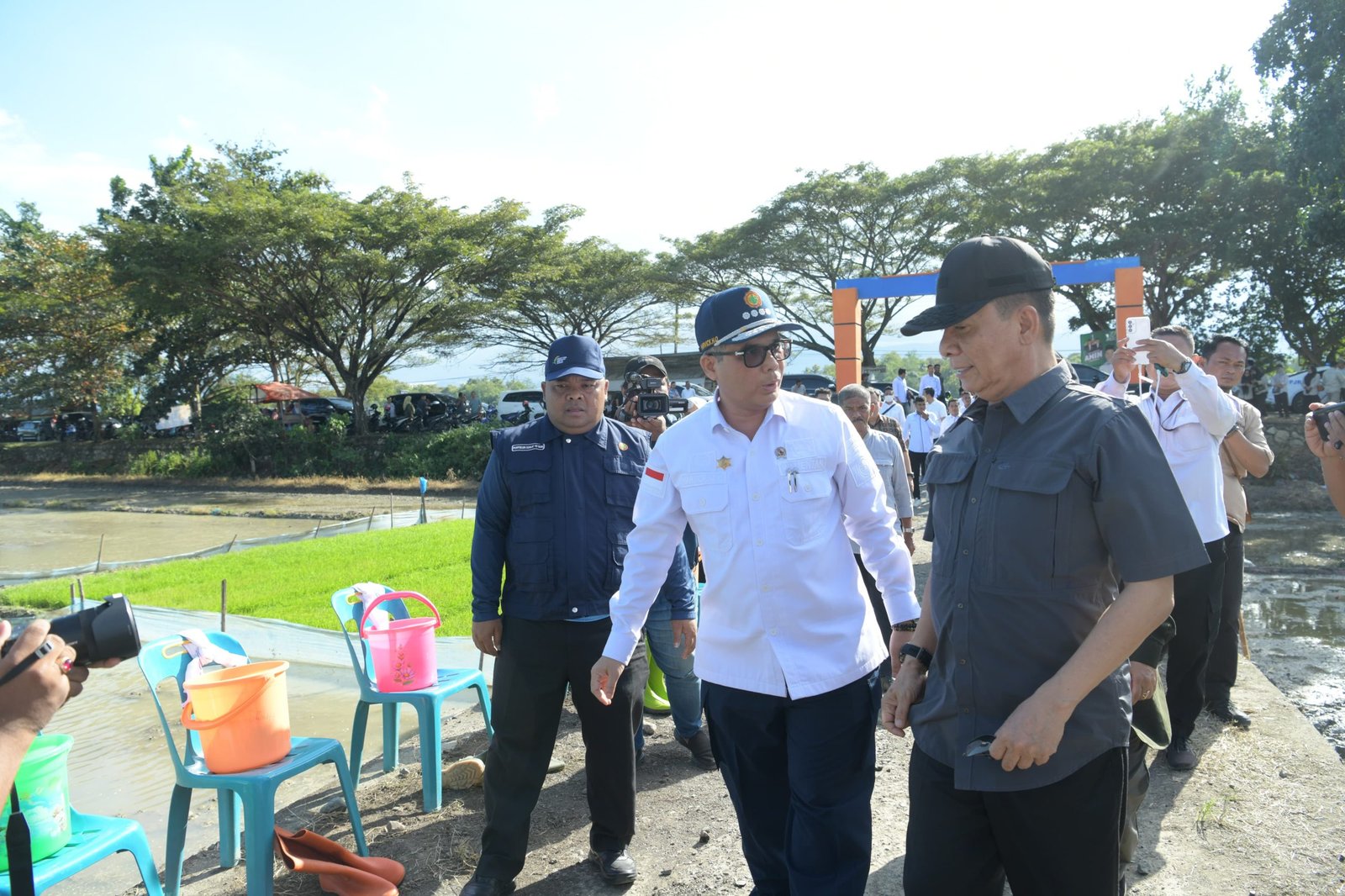 Pj.Gubernur Aceh, Achmad Marzuki mendampingi Wakil Menteri Pertanian RI, Harvick. Hasnu Qolbi pada acara gerakan percepatan tanam Padi di Gampong Ilie Masjid Indrapuri Aceh Besar, Jum'at (22/12/2023)