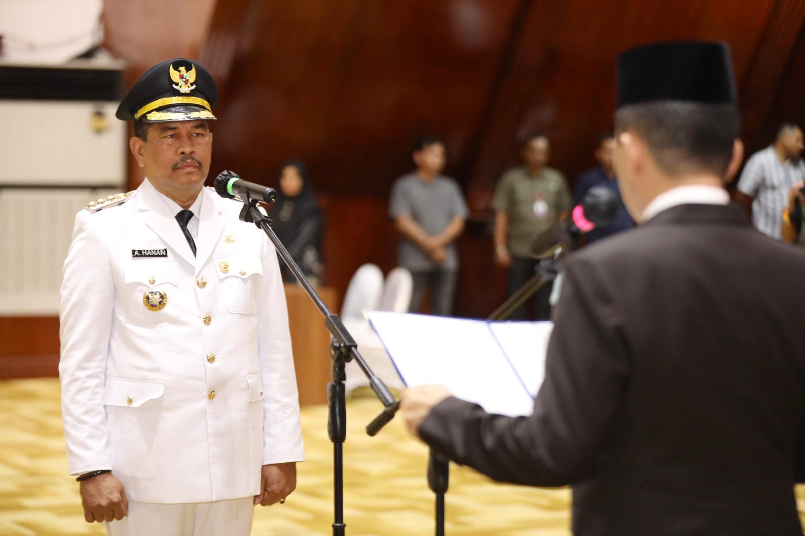 Pj Gubernur Aceh, Achmad Marzuki mengambil sumpah melantik Kepala DLHK Aceh, A. Hanan SP, MM sebagai Pj Walikota Lhokseumawe di Anjong Mon Mata, Banda Aceh, Jumat (22/12/2023).