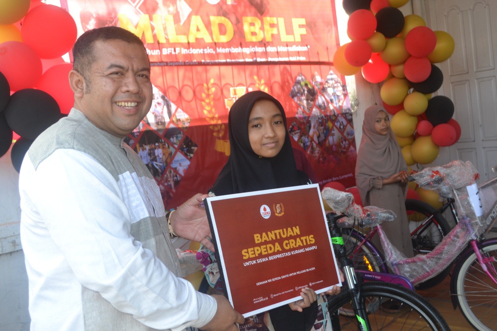 Yayasan Blood For Life Rayakan Ulang Tahun ke-13 dengan Bagi-bagi Sepeda dan Beasiswa.