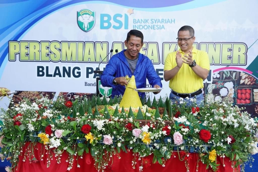 Peresmian revitalisasi area kuliner Blang Padang Arah Selatan dilakukan oleh Pangdam Iskandar Muda, Mayjend TNI Novi Helmy Prasetya,S.I.P, M.I.P dan Regional CEO BSI Aceh, Wisnu Sunandar, pada hari Sabtu, 23 Desember 2023 di lapangan Blang Padang.