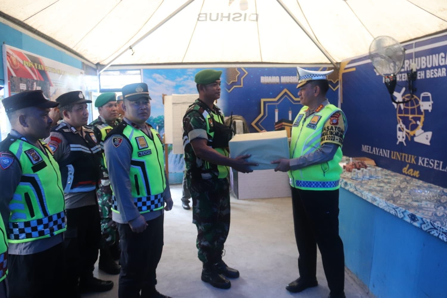 Kasatgas Opsda Operasi Lilin Seulawah 2023 Kombes M Iqbal Alqudusy meninjau posko pengamanan Natal dan Tahun Baru (Nataru) di Kota Banda Aceh dan Kabupaten Aceh Besar, Minggu, 24 Desember 2023.