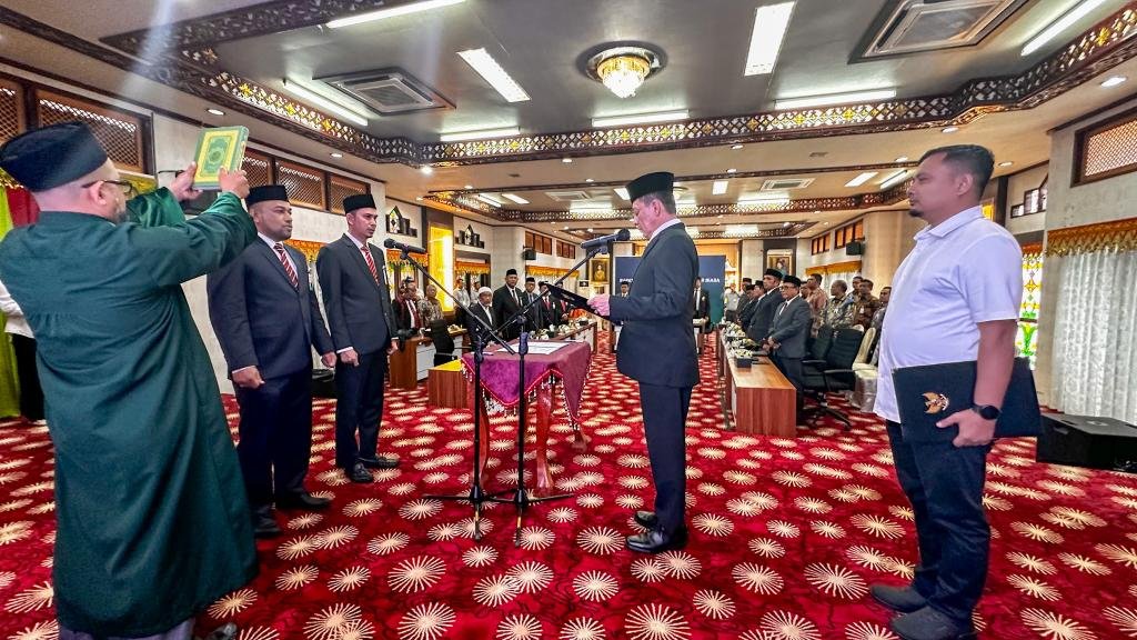 Penjabat Gubernur Aceh Achmad Marzuki, selaku Pemegang Saham Pengendali PT Bank Aceh Syariah, mengambil sumpah dan melantik, Fadhil Ilyas sebagai Direktur Bisnis, dan M. Hendra Supardi sebagai Direktur Dana dan Jasa Bank Aceh Syariah Periode 2023-2027, di Pendopo Gubernur Aceh, Rabu (27/12/2023).