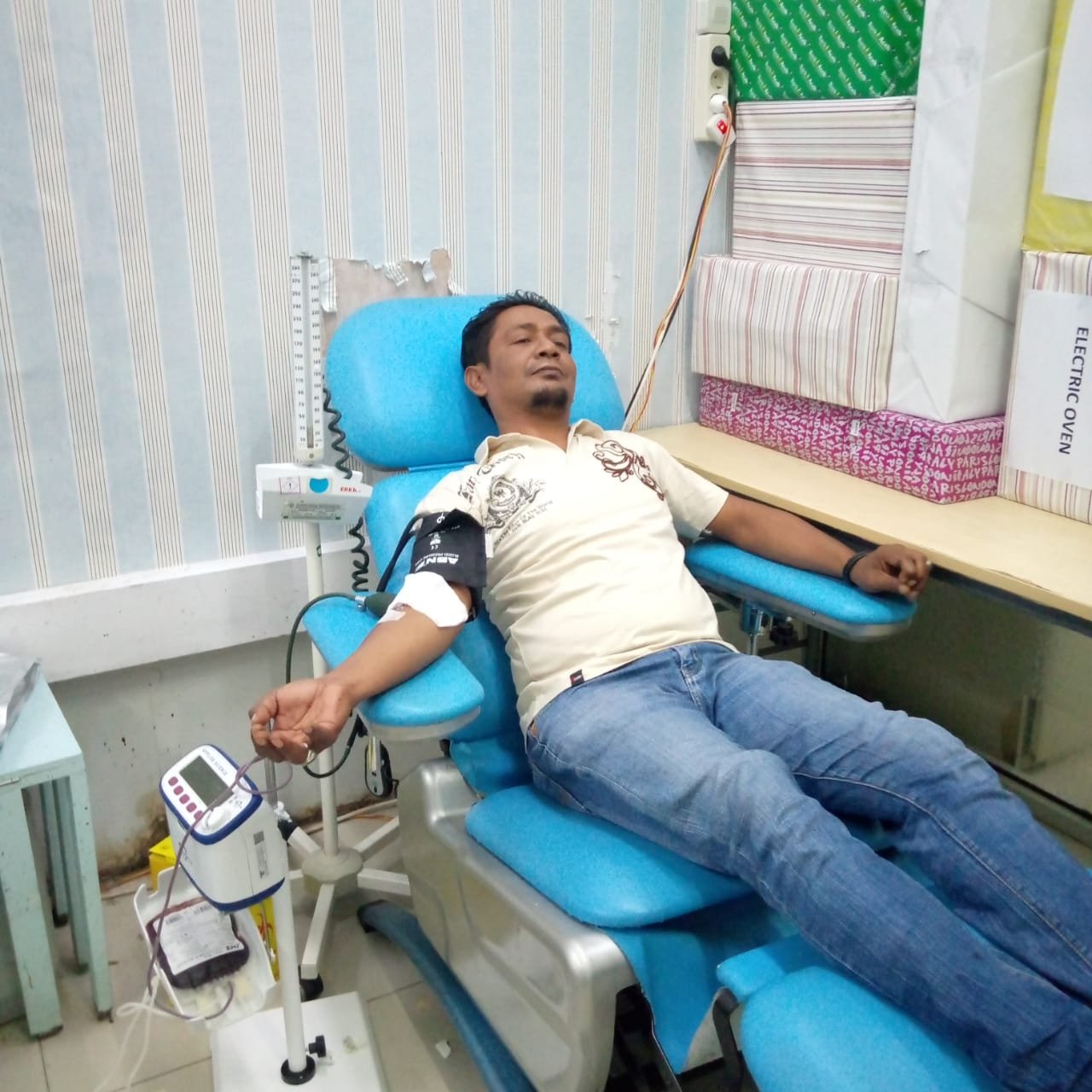 Para relawan donor darah BFLF sedang melakukan transfusi di RSUDZA dalam mengatasi kekurangan darah bagi para Pasien Thalasemia.