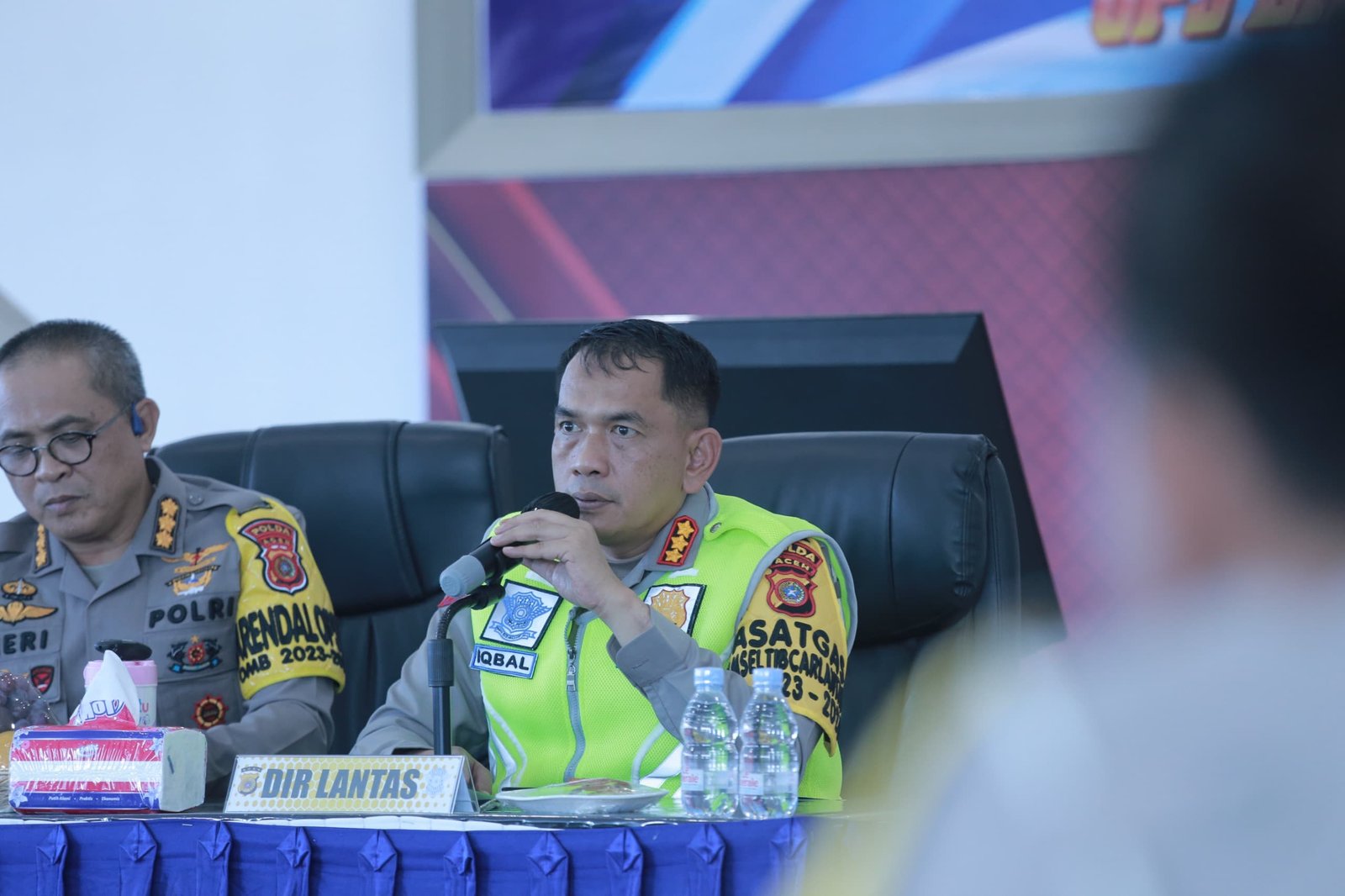 Direktorat Lalu Lintas (Ditlantas) Polda Aceh bersama stakeholder melaksanakan tactical floor game (TFG) untuk antisipasi lonjakan wisatawan jelang tahun baru 2024. TFG itu digelar di Ditlantas Polda Aceh, Lamteumen, Kota Banda Aceh, Kamis, 28 Desember 2023. Foto : Humas Polda Aceh