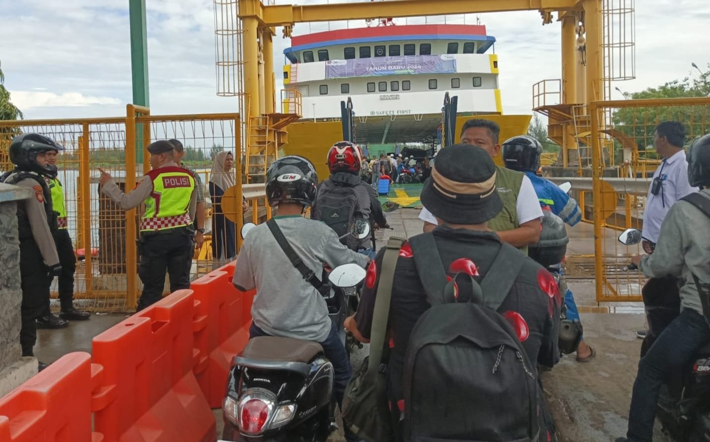 Aparat kepolisian yang tergabung dalam Satgas Preemtif Operasi Lilin Seulawah 2023 memaksimalkan pengamanan menjelang tahun baru di Pelabuhan Ulee Lheue, Kota Banda Aceh, Sabtu, 30 Desember 2033. Foto : Humas Polda Aceh