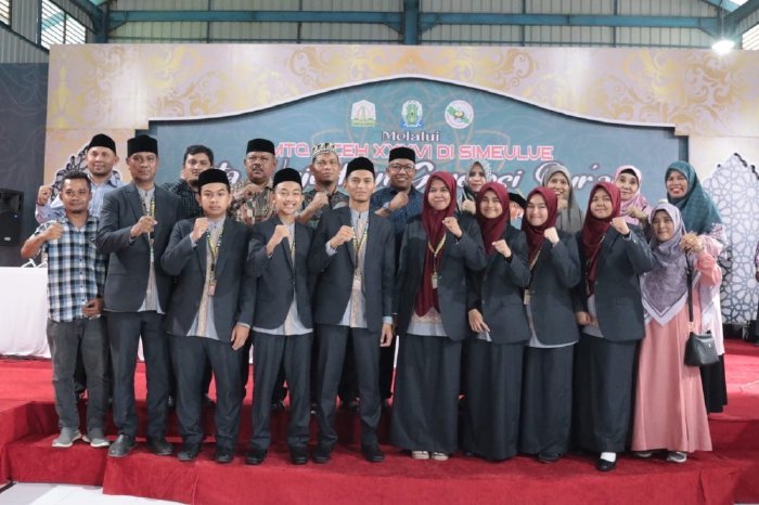 Kafilah fahmil quran putra dan putri foto bersama dengan ketua kafilah serta official setelah usai tanding di babak final cabang Fahmil Quran di MTQ ke 36 Aceh tahun 2023, Sinabang, Jumat (01/12/2023). Foto : Pemkab Aceh Besar