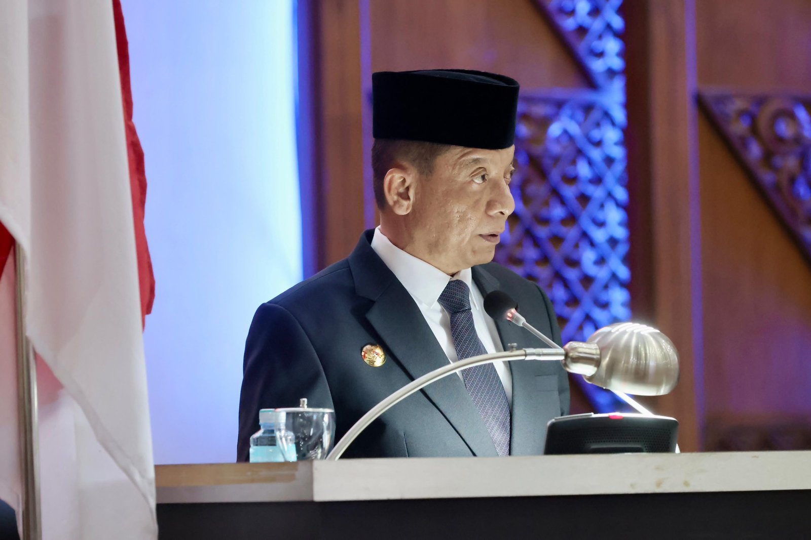Penjabat Gubernur Aceh, Achmad Marzuki, selaku Ketua Umum PB PON Aceh-Sumut Wilayah Aceh, dalam sambutannya pada Chief De Mission Meeting pertama menjelang pelaksanaan PON XXI Aceh-Sumut tahun 2024, di Aceh Ballroom Hermes Palace Hotel, Sabtu (16/12/2023) malam. Foto : Humas Pemerintah Aceh