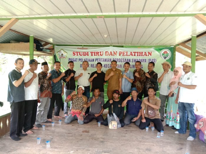 Foto bersama Petani se Alu Lintang melakukan studi tiru ke Pusat Pelatihan Pertanian Pedesaan dan Swadaya(P4s) Aceh Tani Lestari Desa Bakdilip, Kecamatan Montasik, Aceh Besar, Selasa (12/12/2023).