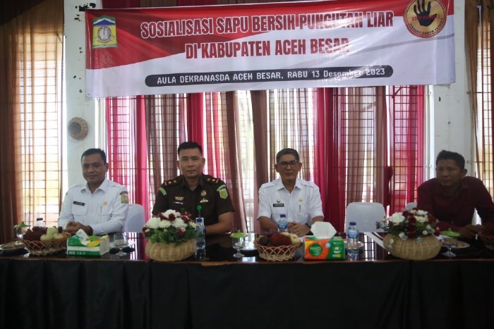 Asisten III Bidang Administrasi Umum Jamaluddin S.Sos, MM membuka sosialisasi Saber Pungli Tahun 2023 di Aula Dekranasda Aceh Besar, Gampong Gani, Kecamatan Ingin Jaya, Rabu (13/12/2023).