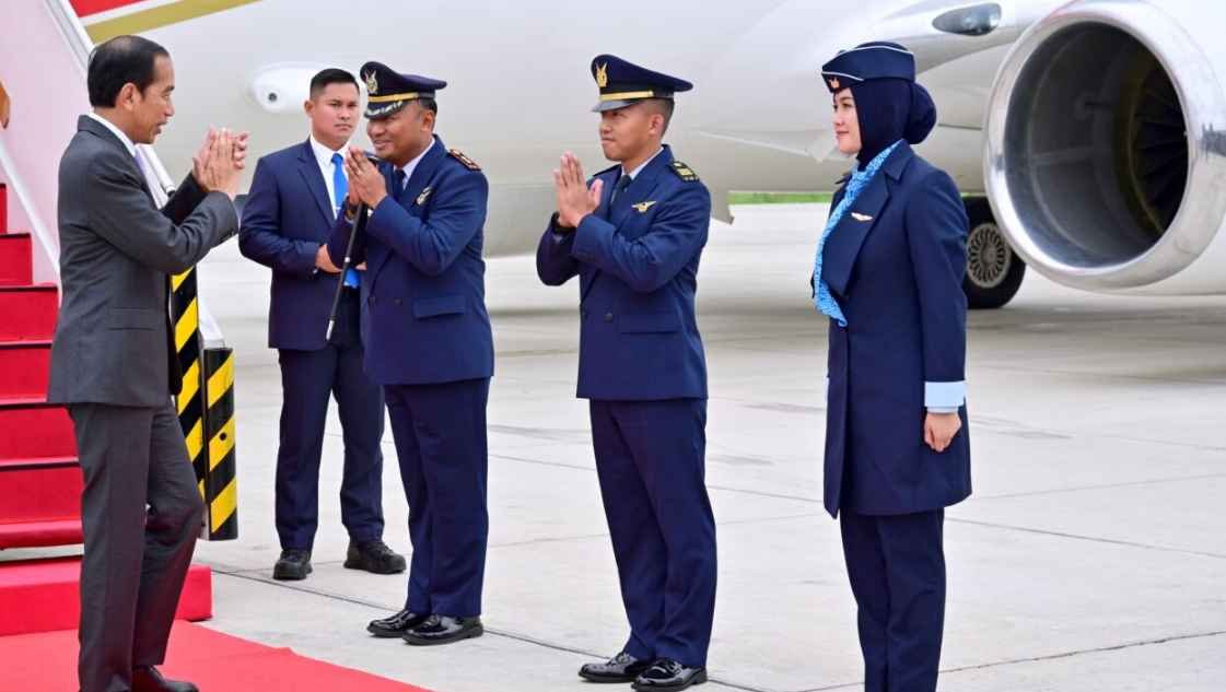 Presiden Joko Widodo beserta rombongan tiba di Pangkalan TNI AU Halim Perdanakusuma, Jakarta, pada Minggu, 3 Desember 2023, sekitar pukul 10.15 WIB. Foto: BPMI Setpres/Muchlis Jr
