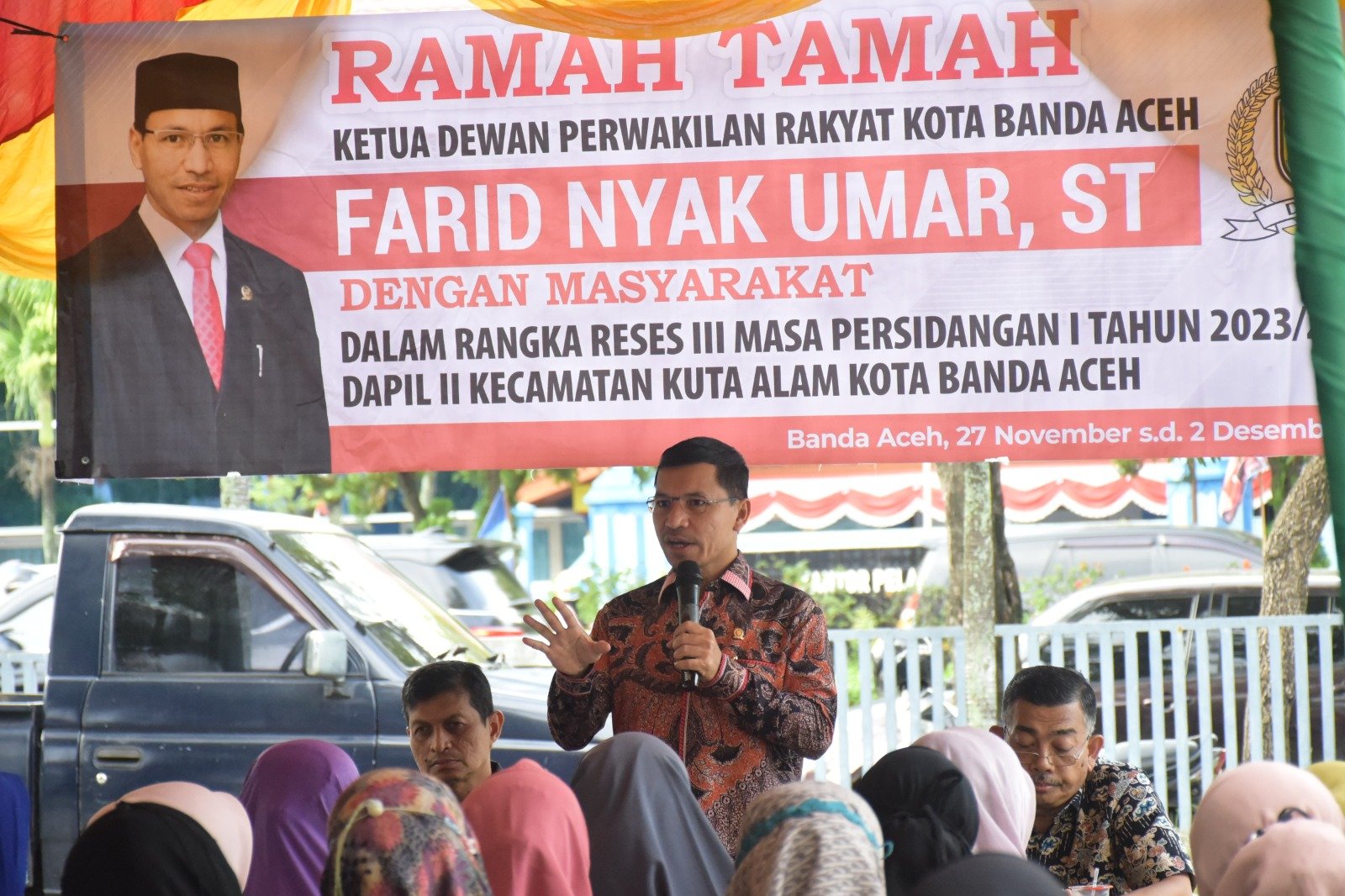 Ketua DPRK Banda Aceh, Farid Nyak Umar berbicara saat Reses III Masa Persidangan I Tahun 2023-2024 Dapil II Kecamatan Kuta Alam, di Gampong Kuta Alam, Banda Aceh, Jumat (1/12/2023). FOTO/ HUMAS DPRK BANDA ACEH