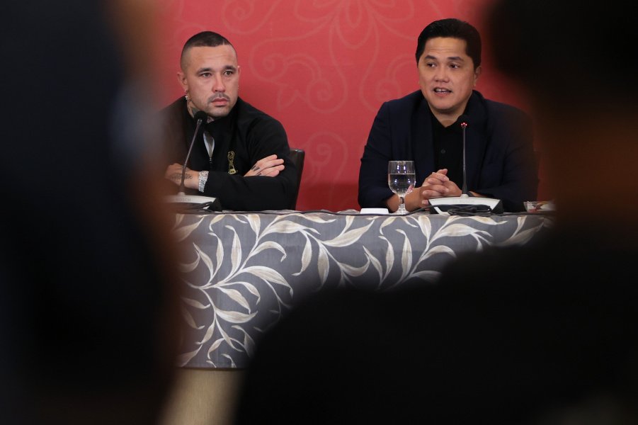 Radja Nainggolan bersama Ketua Umum PSSI, Erick Thohir. Foto : PSSI