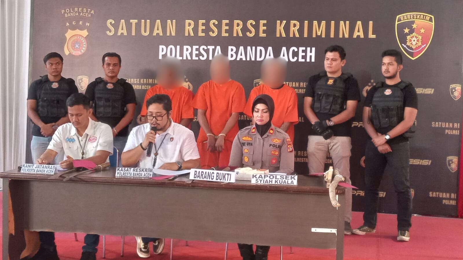Kasat Reskrim Polresta Banda Aceh, Kompol Fadhillah Aditya Pratama, mengumumkan identitas keenam tersangka tersebut dalam sebuah konferensi pers di Mapolresta Banda Aceh. Foto : Istimewa