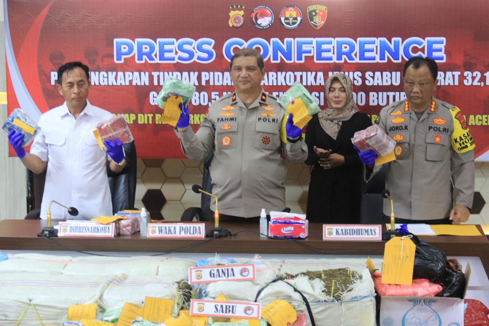 Wakapolda Aceh, Brigjen Pol. Drs. Armia Fahmi, M.H (tengah) bersama barang bukti narkoba pada konferensi pers di Mapolda Aceh, Senin, 15 Januari 2024.