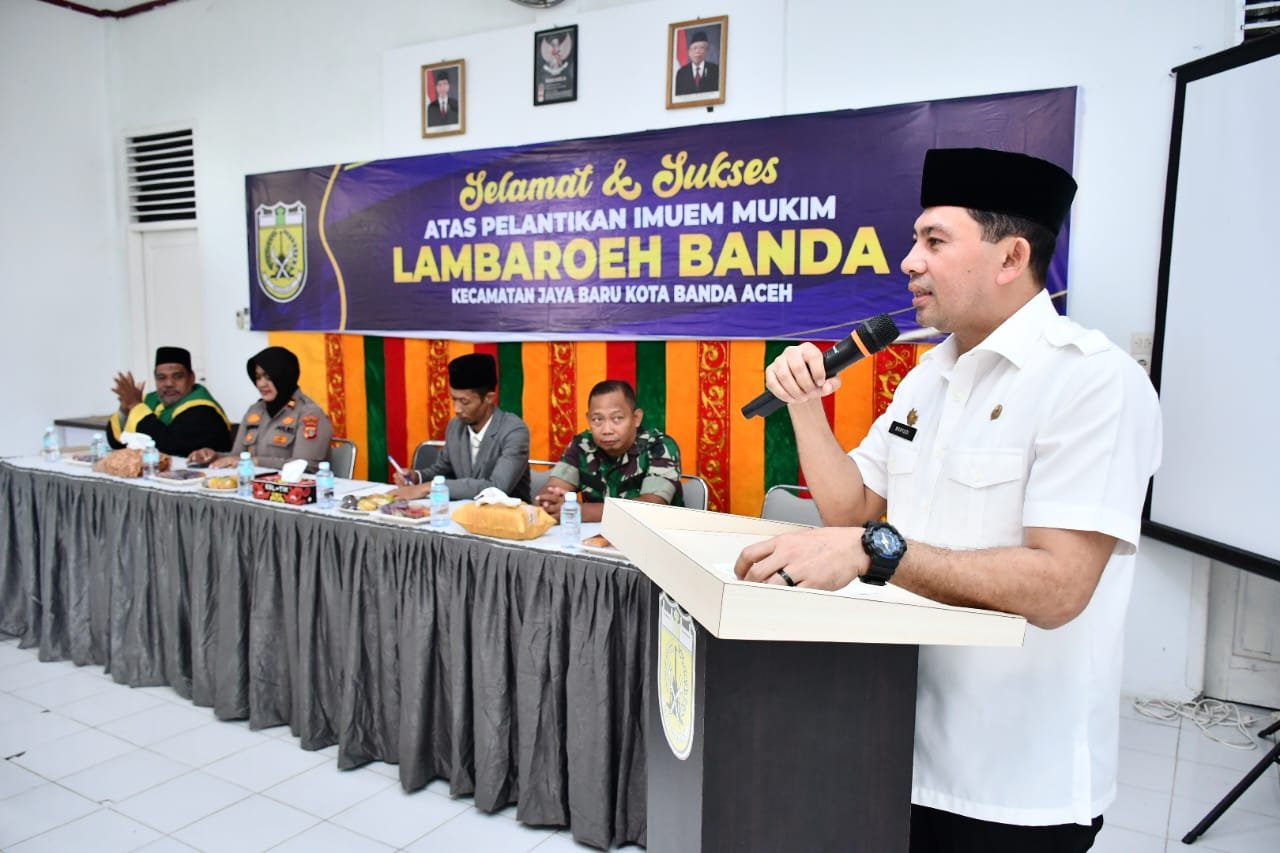 Pj Sekdakota Banda Aceh, Wahyudi hadir menyaksikan langsung pelantikan dan pengambilan sumpah jabatan Yusrizal sebagai Imum Mukim Lambaroeh Banda Kecamatan Jaya Baru.