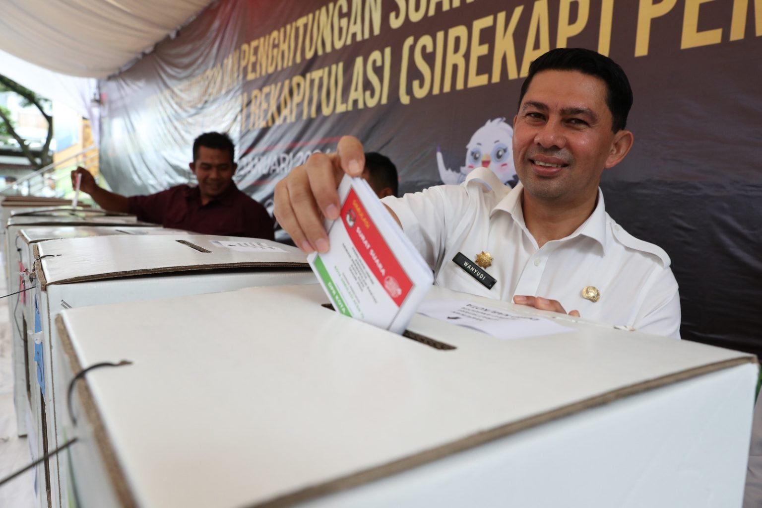 Pj Sekdakota Banda Aceh Wahyudi menghadiri Simulasi Pemungutan dan Penghitungan Suara di TPS serta Penggunaan Aplikasi Sistem Informasi Rekapitulasi (Sirekap) Pemilu Tahun 2024 di Taman Bustanussalatin (Taman Sari), Rabu (17/1/2024).