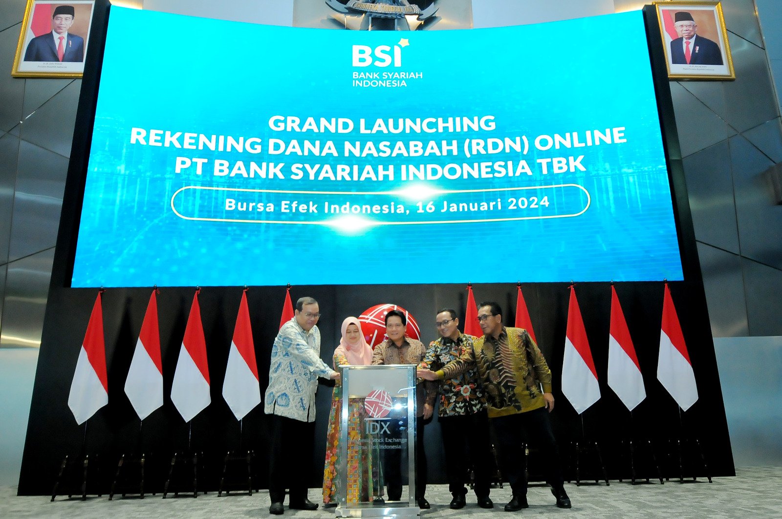 Direktur Utama BSI Hery Gunardi (tengah) bersama Direktur Utama BEI Iman Rachman (paling kiri), Direktur Pengaturan dan Pengembangan Perbankan Syariah OJK Nyimas Rohmah (dua dari kiri), Direktur Utama KPEI Iding Pardi (empat dari kiri) dan Direktur Utama KSEI Samsul Hidayat (paling kanan) dan saat Grand Launching Pembukaan Rekening Dana Nasabah (RDN) Online Bank Syariah Pertama di Bursa Efek Indonesia, Jakarta, Selasa (16/01). Launching ini menandakan BSI berkomitmen kuat untuk mendorong percepatan bisnis Pasar Modal Syariah dalam negeri. Foto : BSI