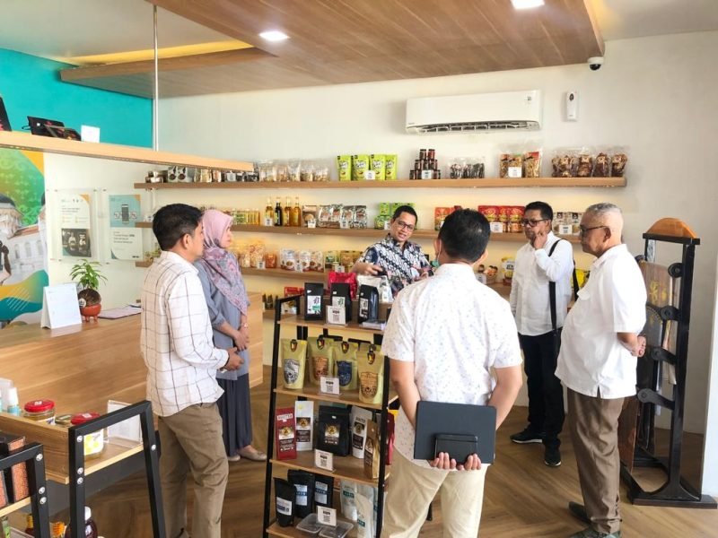 Regional CEO BSI Aceh saat menjelaskan kepada stakeholder terkait BSI UMKM Center Aceh.