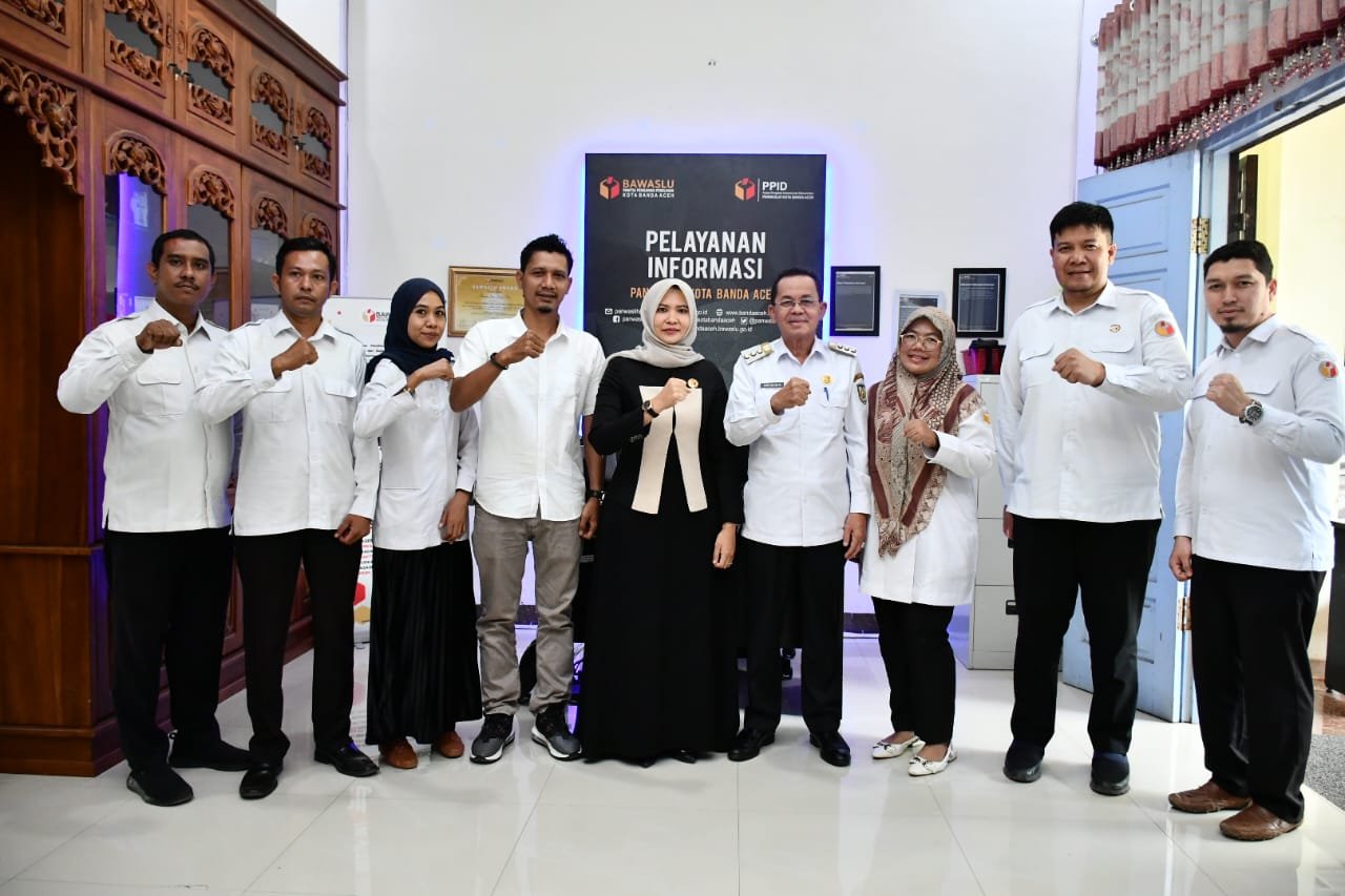 Pejabat (Pj) Wali Kota Banda Aceh, Amiruddin didampingi Kabag Protokol Komunikasi Pimpinan (Prokopim) Aulia Rachmana Putra, Rabu (24/1/2024) mengunjungi Kantor Badan Pengawas Pemilu (Bawaslu) Kota Banda Aceh.