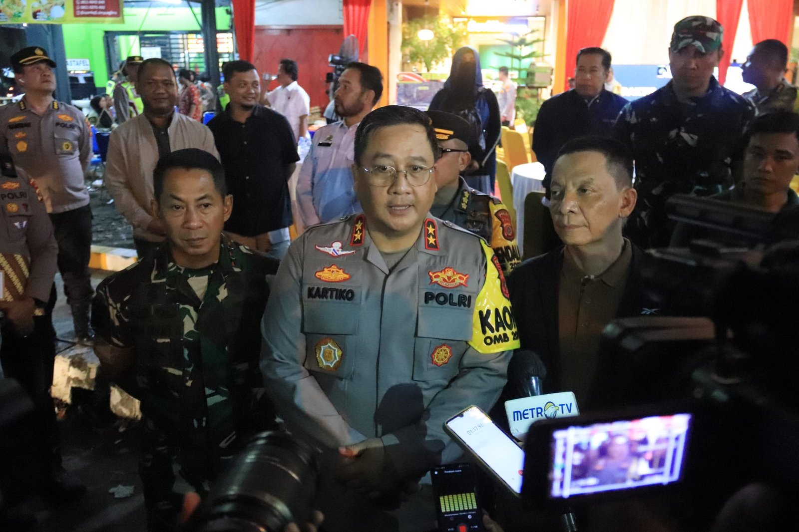 Kapolda Aceh Irjen Achmad Kartiko bersama Penjabat Gubernur Achmad Marzuki, Pangdam IM Mayjen TNI Novi Helmy Prasetya, dan unsur Forkopimda lainnya melaksanakan vicon interaktif dengan Kapolri Jenderal Listyo Sigit Prabowo di Pos Pengamanan Simpang Lima, Kota Banda Aceh, Minggu malam, 31 Desember 2023. Foto : Humas Polda Aceh