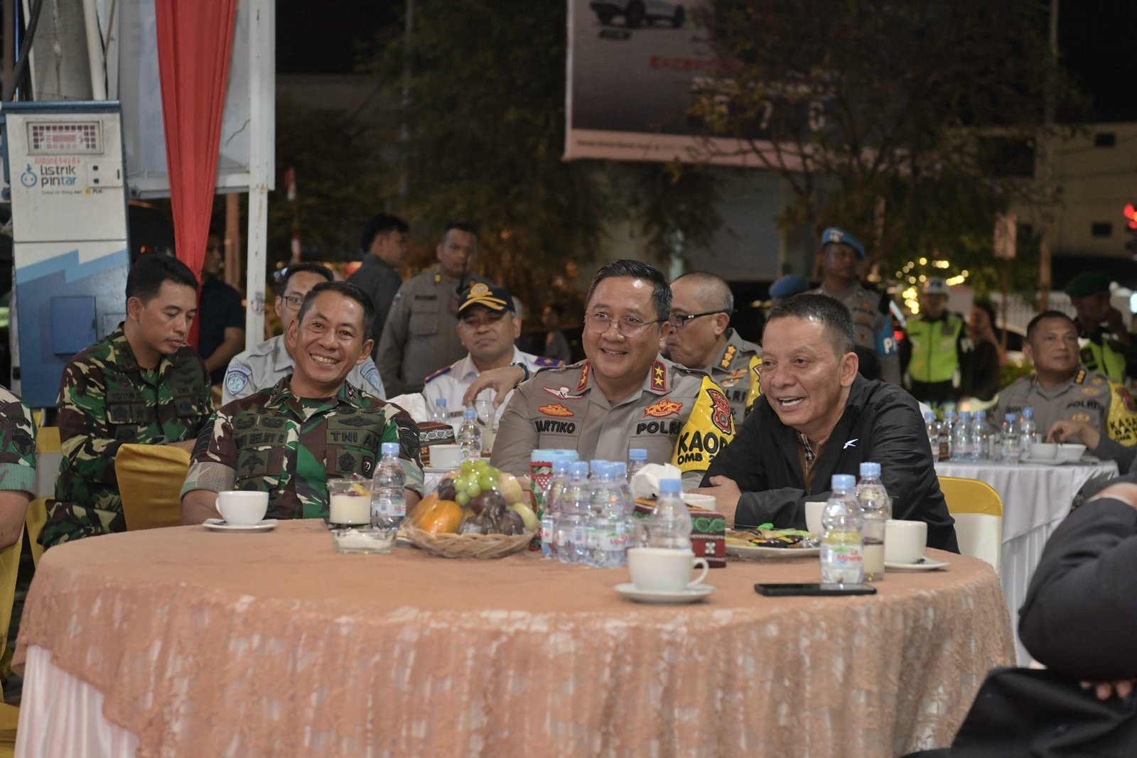 Penjabat Gubernur Aceh Achmad Marzuki, bersama Kapolda Aceh Irjen Pol Achmad Kartiko dan Pangdam Iskandar Muda Mayjen TNI Novi Helmy Prasetya, menghadiri Monitoring Malam Pergantian Tahun 2023-2024, yang digelar secara daring via konferensi video, di Posko Induk Pengamanan Malam Tahun Baru 2024, di Kawasan Simpang Lima, Minggu (31/12/2023).