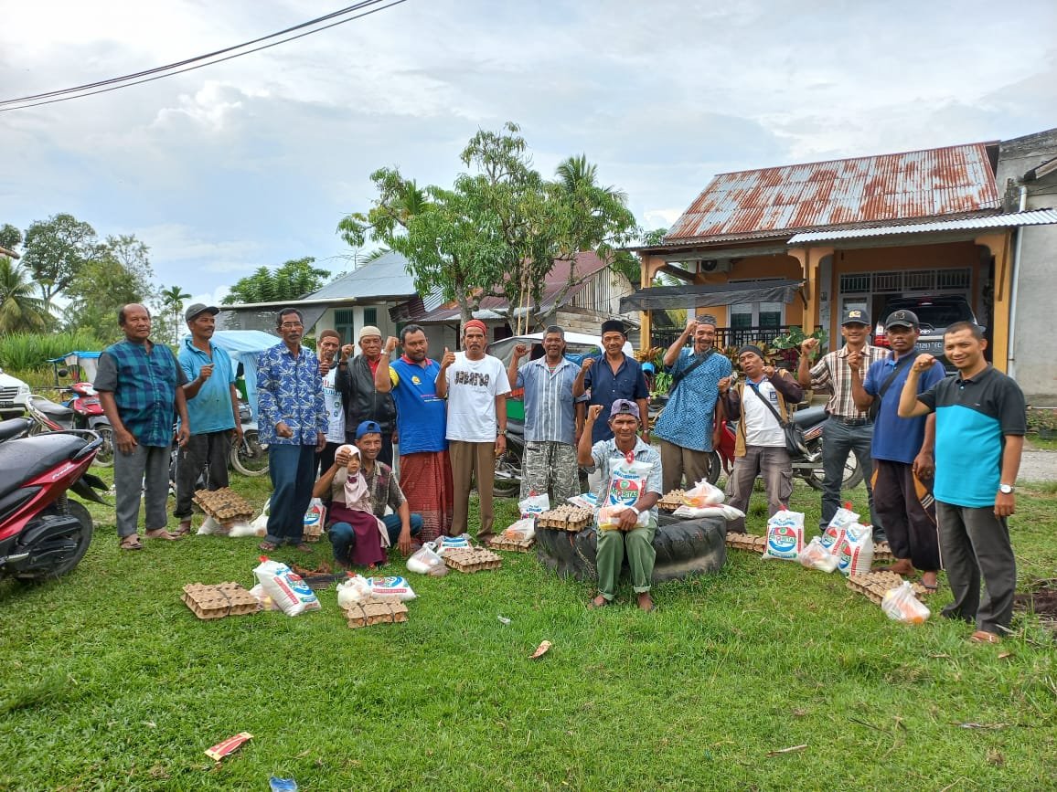 BFLF Aceh Barat saat memberikan beras dan sejumlah sembako kepada masyarakat di Aceh Barat.