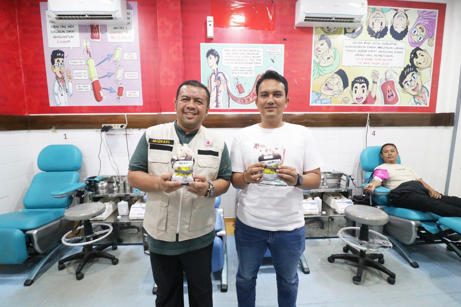 Ketua BFLF Indonesia Michael Octaviano melakukan donor darah bersama Ahmad Haeqal Asri, Ketua PMI Kota Banda Aceh.