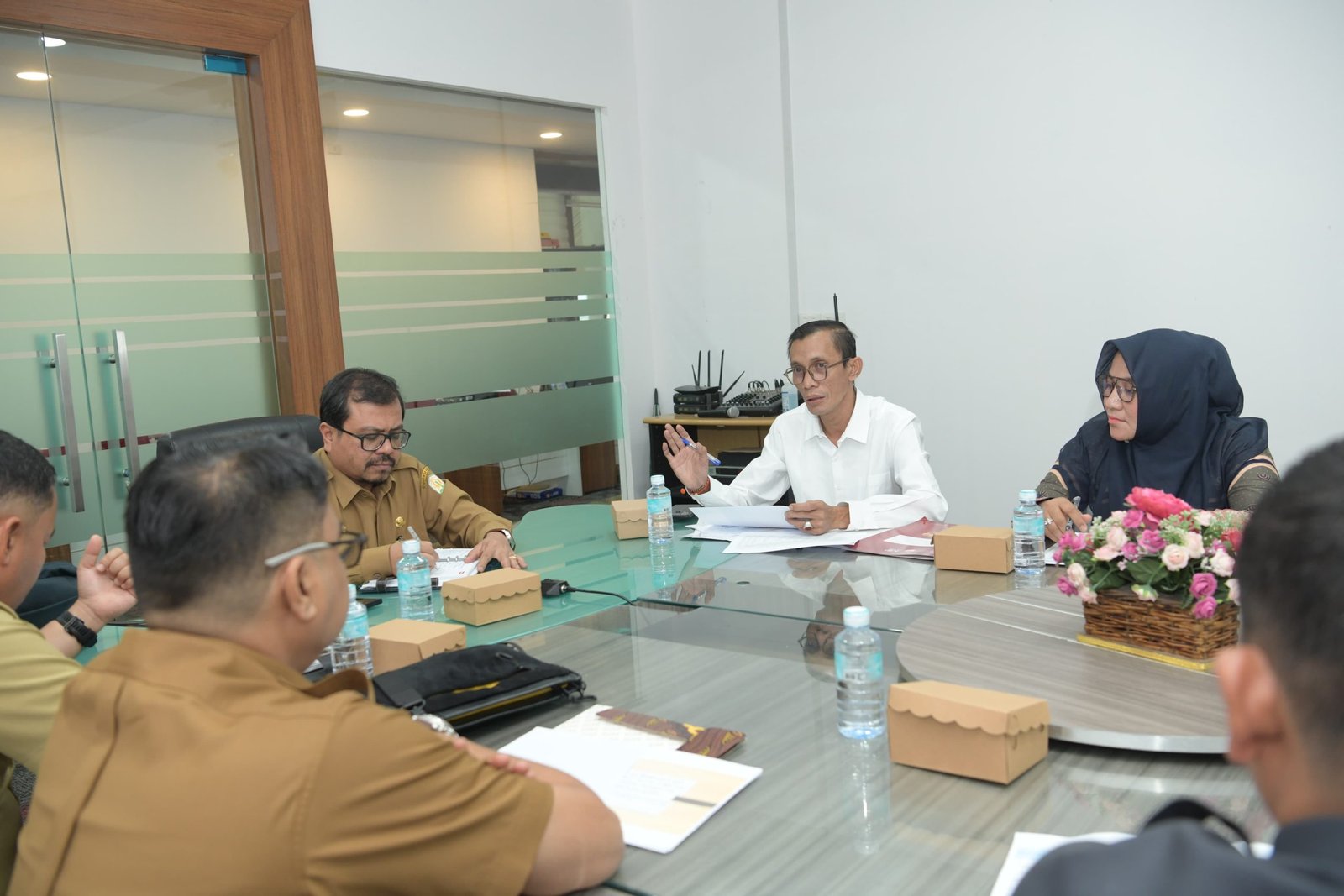 Asisten I Setda Aceh, Azwardi rapat koordinasi logistik pemilu dengan KIP Aceh di ruang rapat Biro isra Setda Banda. Senin (8/1/2024).