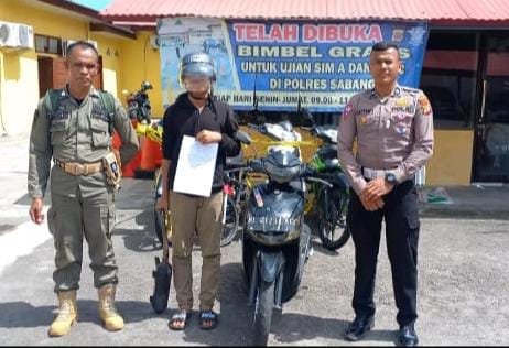 Personel Satuan Lalu Lintas (Satlantas) Polres Sabang Polda Aceh melakukan razia ketat terhadap sepeda motor yang menggunakan knalpot brong atau racing di Jalan Lintas Aneuk Laot, Balohan, Kota Sabang, pada Jumat, 12 Januari 2024. Foto : Humas Polda Aceh