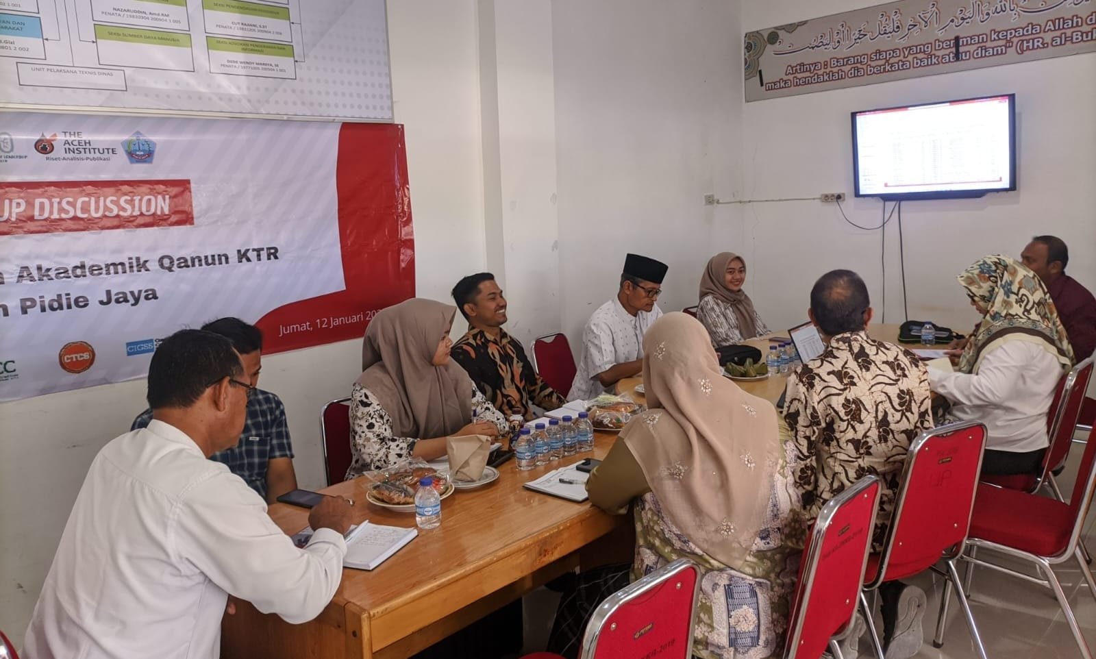 Lembaga The Aceh institute bersama Dinas Kesehatan (Dinkes) dan KB Kabupaten Pidie Jaya, Akademisi serta jurnalis merekonsiderasi naskah akademik Qanun Kawasan Tanpa Rokok (KTR) Kabupaten Pidie Jaya. Kegiatan tersebut dilaksanakan di kantor Dinkes Pidie Jaya, Jumat, 12 Januari 2024. Foto : Humas Polda Aceh