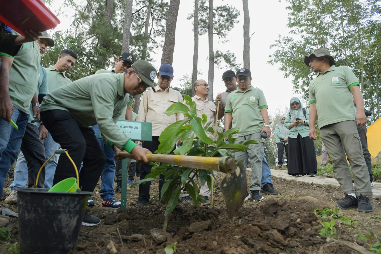 Asisten Administrasi Umum Sekda Aceh Iskandar AP, bersama Pj Wali Kota Lhokseumawe A Hanan dan Plh Kepala Dinas Kehutanan Aceh, mendampingi Staf Ahli Menteri Lingkungan Hidup RI Ilyas A Saad, saat melakukan penanaman pohon pada Gerakan Menanam Pohon Serentak Seluruh Indonesia, di Taman Hutan Raya Pocut Meurah Intan, Minggu (14/1/2024).