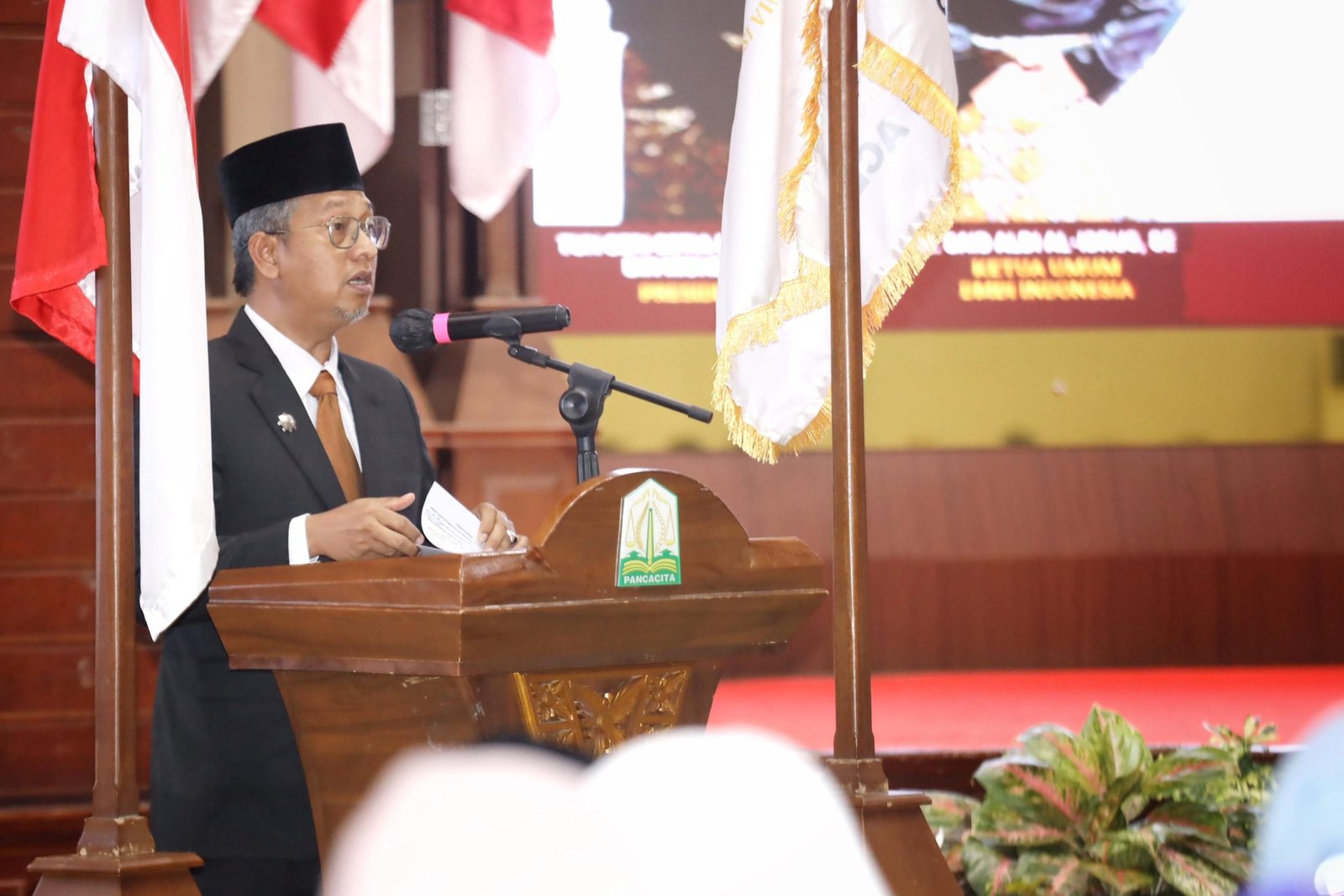 Asisten Administrasi dan Umum Sekda Aceh, Dr. Iskandar AP, S.Sos, M.Si menyampaikan sambutan pada pelantikan pengurus DMDI Aceh di Anjong Mon Mata, Banda Aceh, Selasa (16/1/2024).