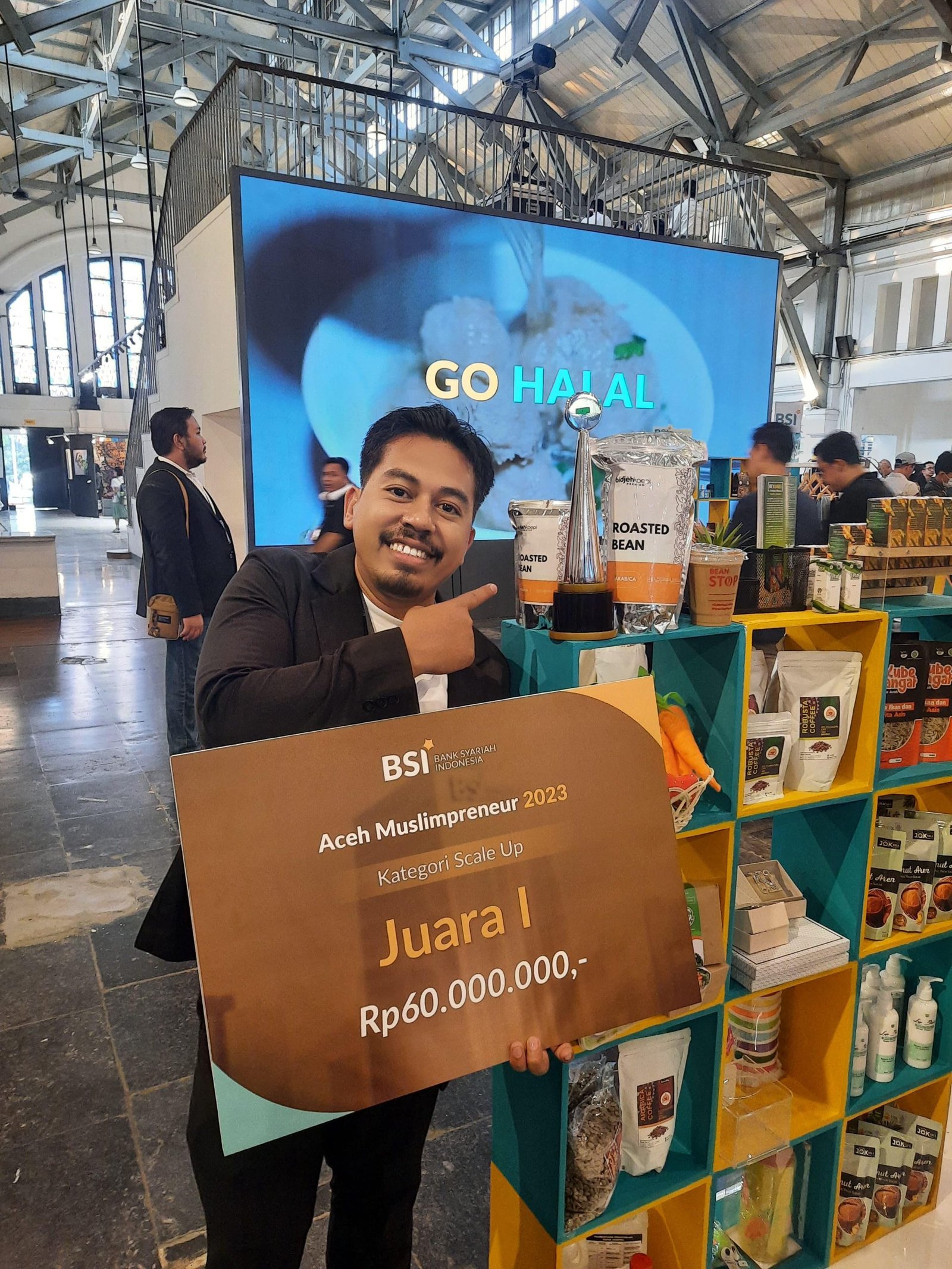 Muhammad Fadhal, 30 tahun, alumni Pesantren Modern Misbahul Ulum Lhokseumawe, berhasil meraih Juara-I BSI Aceh Muslimpreneur. Foto : BSI