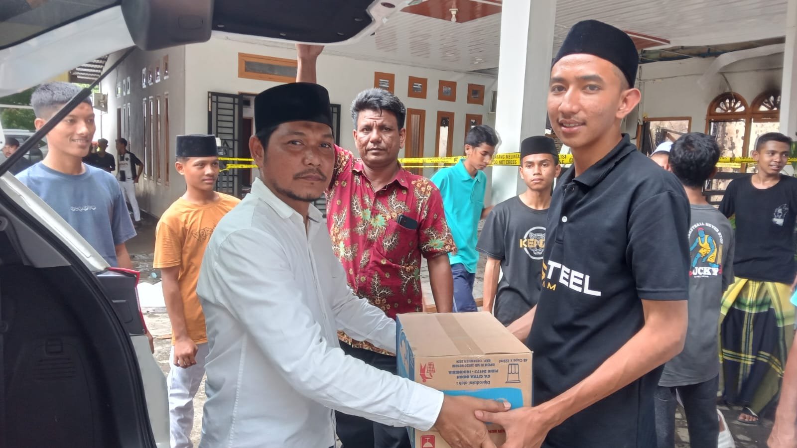 Safrijal Jamal, Caleg PNA, mengunjungi lokasi kebakaran Pondok Pesantren Babul Maghfirah untuk menyerahkan 10 dus air mineral sebagai bentuk kepedulian, Kamis, 25 Januari 2024.
