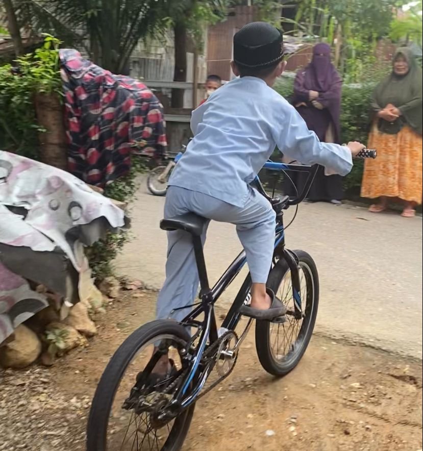 Sohibul Abrar langsung menggunakan sepeda gratis yang diberikan BFLF.