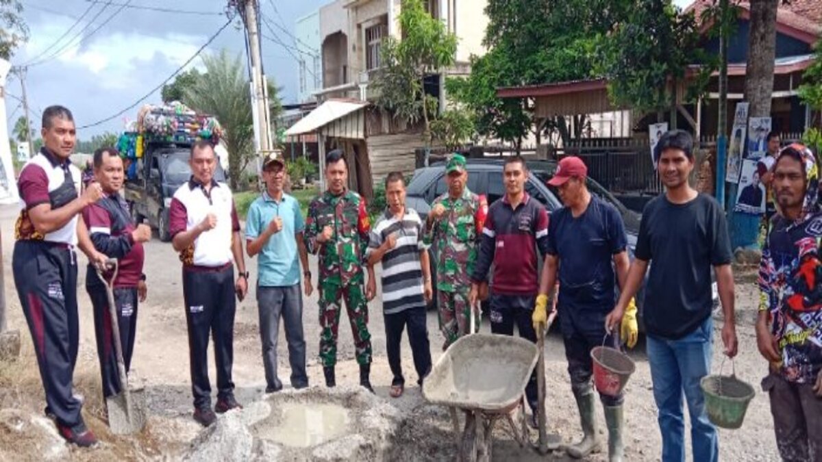 Camat Kuta Baro Drs Rusdi bersama Forkopimcam dan masyarakat Kuta Baro menambal jalan yang rusak parah di Jalan Blang Bintang Lama, Jumat (19/1/2024).