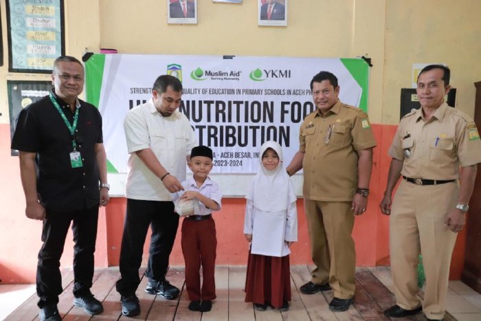 Pj Bupati Aceh Besar Muhammad Iswanto SSTP MM didampingi Kepala Dinas Pendidikan Aceh Besar Bahrul Jamil SSos MSi dan Abdul Hamid Project Coordinator dari Yayasan Kemanusia Madani Indonesia melakukan monitoring, medical cek up terhadap makanan sehat