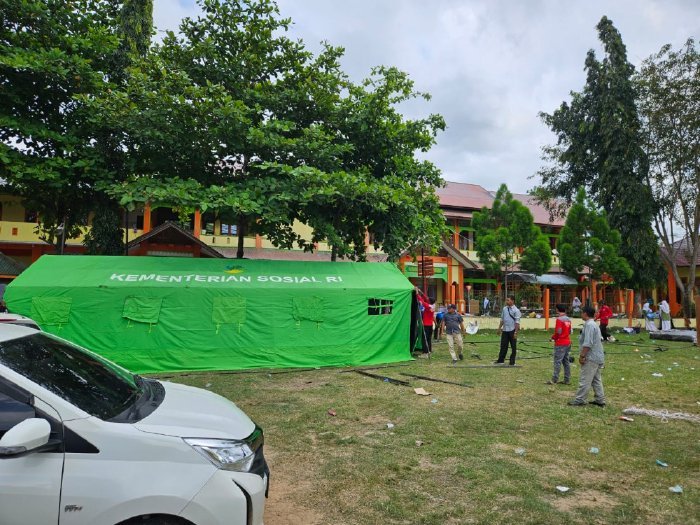 Petugas Dinsos Aceh Besar sedang mendirikan tenda induk darurat di lokasi kebakaran, sebagai lokasi alternatif untuk santri Dayah Babul Maghfirah Cot Keueng, Kecamatan Kuta Baro, Kabupaten Aceh Besar, Kamis (25/01/2024) siang.