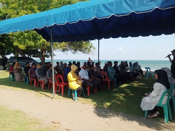Camat Seulimeum sedang menjelaskan terkait pra musrenbang tahun 2025, yang berlangsung di Pantai Anue Itam Kemukiman Lampanah, Aceh Besar, Senin (15/01/2024).