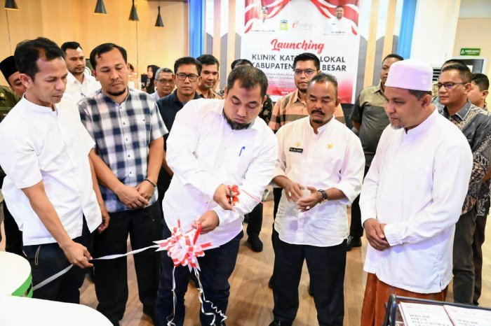 Pj Bupati Aceh Besar, Muhammad Iswanto SSTP MM memotong pita bersama sejumlah Kepala OPD Aceh Besar dan Abu Cut Uee Titi dalam acara Launching e-katalog lokal Aceh Besar di Gedung Mal Pelayanan Publik (MPP) Lambaro, Kecamatan Ingin Jaya, Aceh Besar.