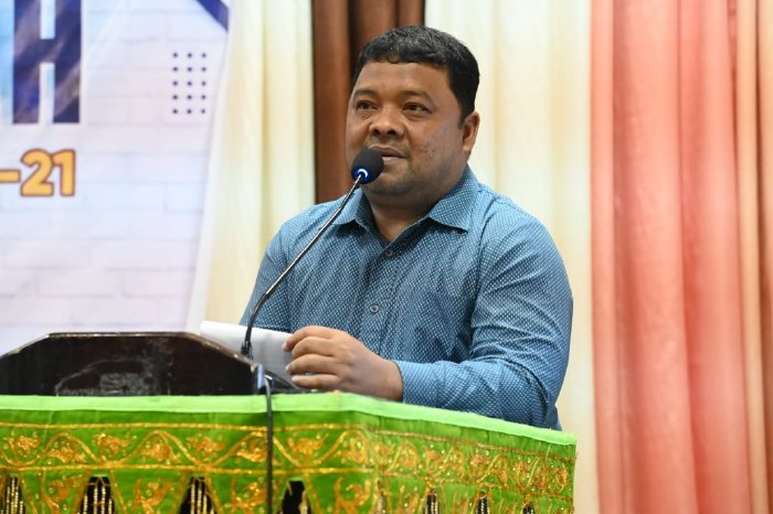 Sekdakab Aceh Besar, Drs Sulaimi MSi memberikan kata sambutan sekaligus membuka acara Konferensi Daerah Pelajar Islam Indonesia Aceh Besar Ke-21 di Gedung Dekranasda, Gampong Gani, Kecamatan Ingin Jaya, Sabtu (20/01/2024) malam.