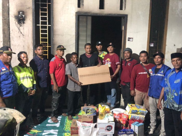 Plt Kadinsos Aceh Besar Aulia Rahman SSTP MSi diwakili Kabid Linjamsos Munawar SKM M.Si didampjngi Camat Darul Imarah M Basir SSTP MSi menyerahkan bantuan masa panik kepada warga korban kebakaran rumah di Gampong Ulee Lueng Kecamatan Darul Imarah.