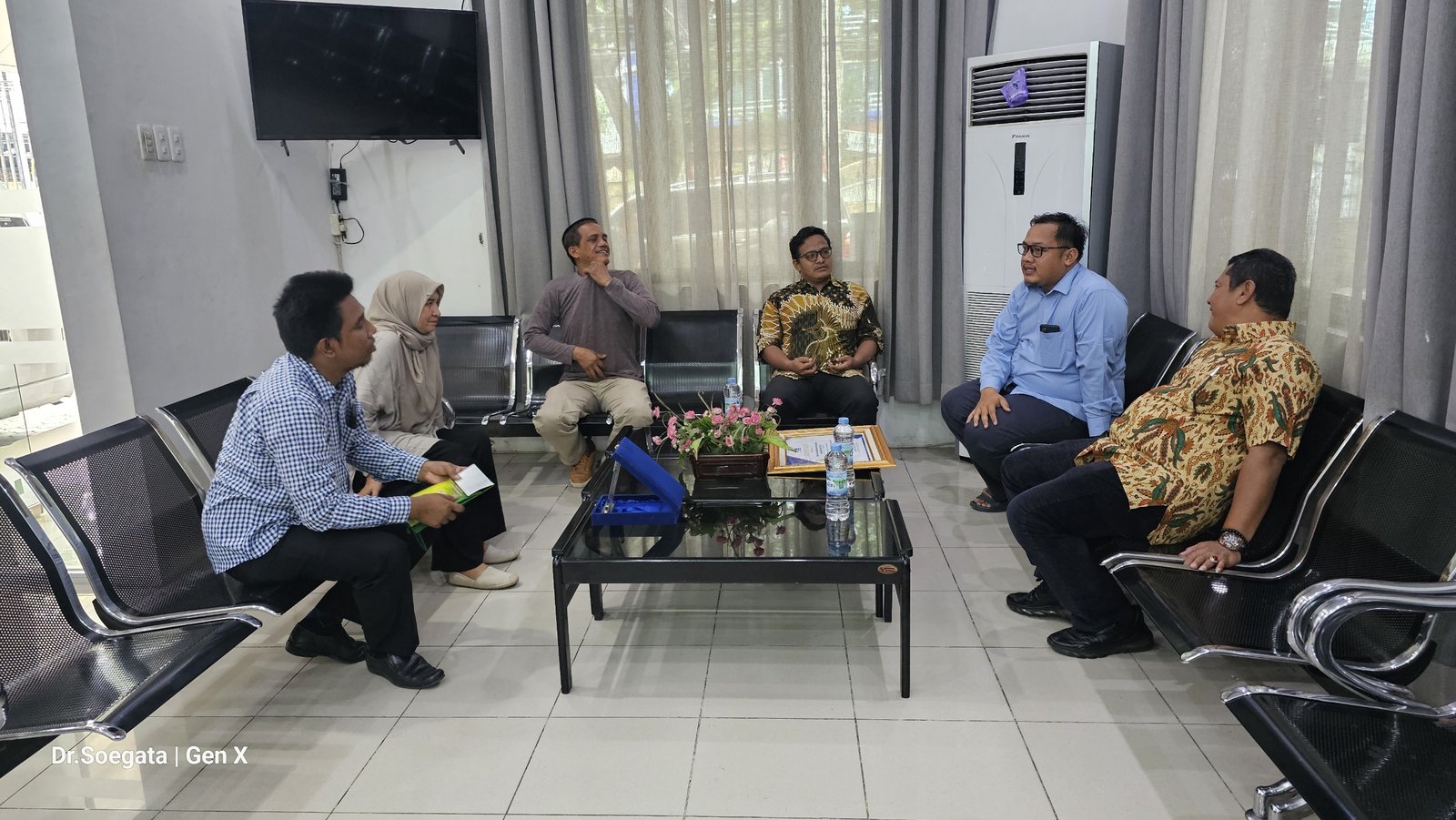 Kadisdikbud Aceh Besar, Bahrul Jamil SSos MSi didampingi Sekdisdikbud dan para Kabid jajaran Disdikbud Aceh Besar berbincang Koordinator Penyelenggara Literasi Digital Regional Aceh Tahun 2023 Kemenkominfo RI, Muhammad N Hamdi, di Mess Perwakilan Aceh, Medan, Sumatera Utara, Minggu (28/1/2024). FOTO/ DOK DISDIKBUD ACEH BESAR