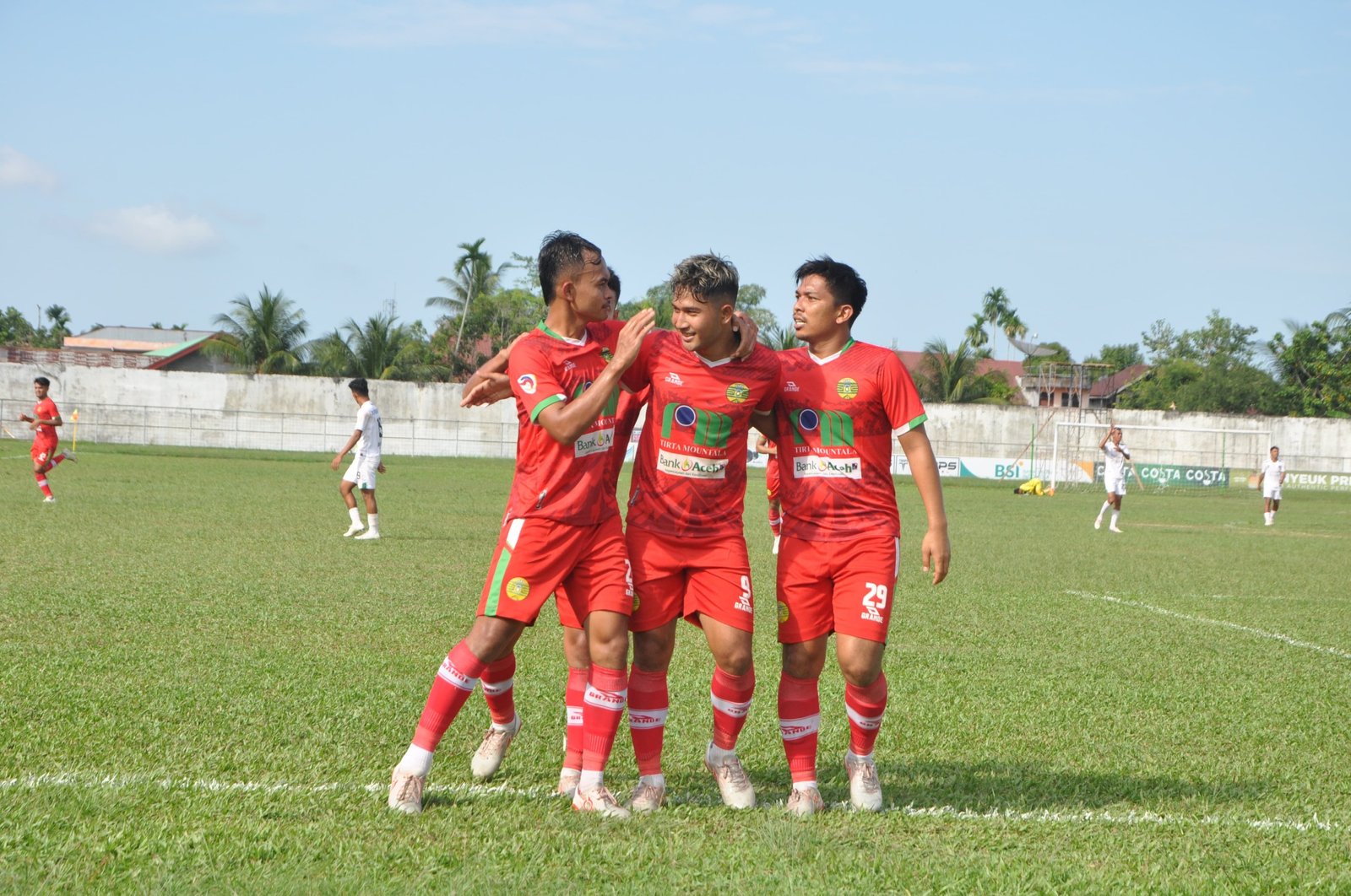Pemain PSAB selebrasi usai mencetak gol kedua dalam laga yang berhadapan dengan PS Peureulak Raya pada leg kedua babak semi final Liga 3 Aceh, hasil akhir 2-1 untuk PSAB, di Stadion Kota Langsa, Senin (29/1/2034) sore.